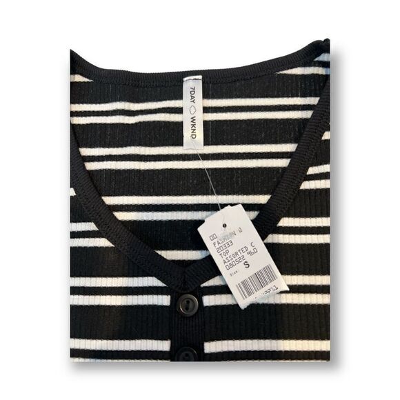 7Daywknd Women’s Striped Cropped Ribbed Top Size Medium NWT - Picture 2 of 4